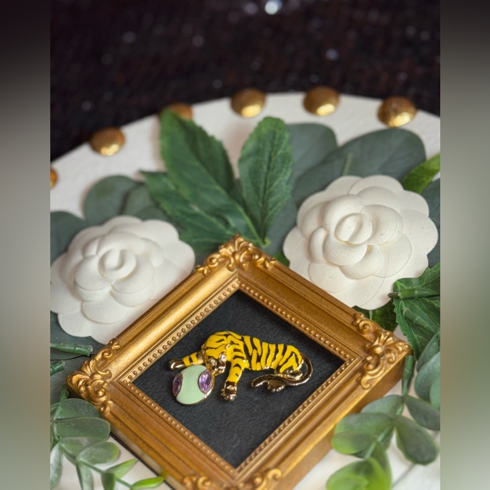 Yellow Enamwl Gold Striped Tiger Brooch with Green Ball VTG - Picture 6 of 15